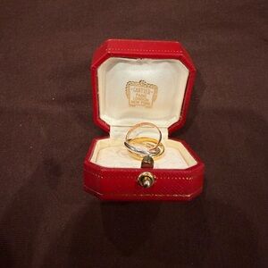 Authentic Cartier tri-color trinity ring in good cond
Size 49 ~ 5us Width 2.8mm